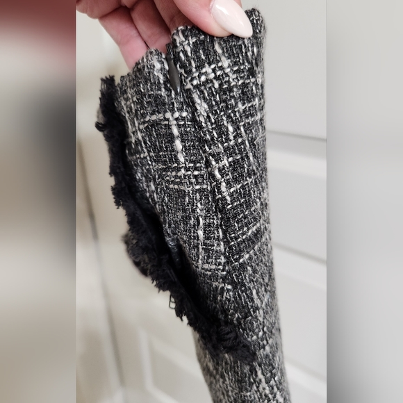 TWEED Fully Lined NEW w/tags Side zip shorts. Front pockets fringe detail.Blk/Wt - Picture 5 of 12